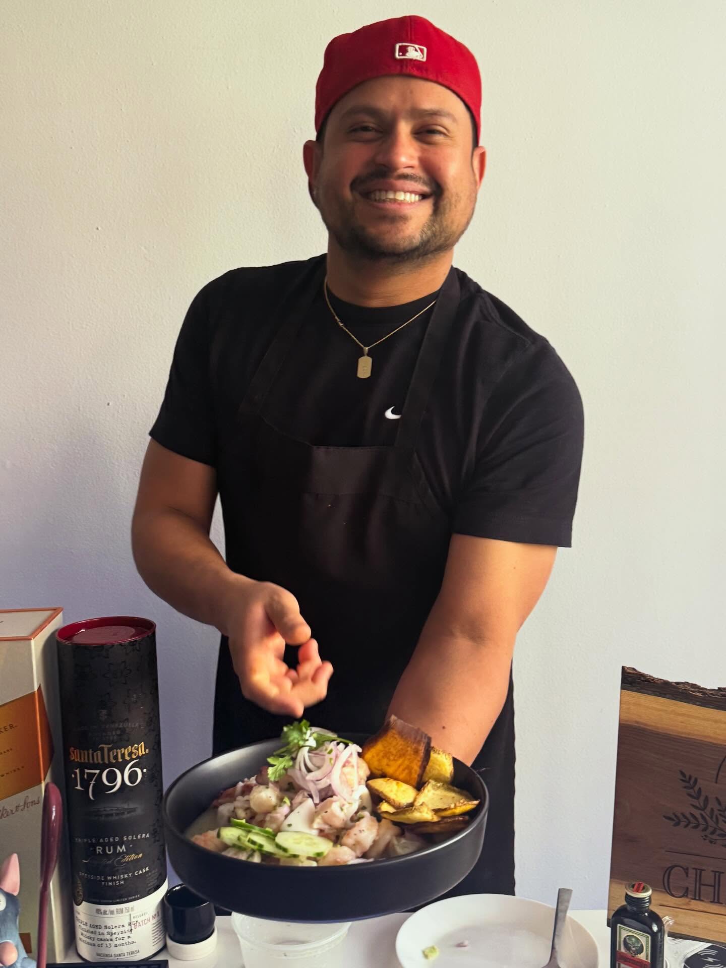 El chef de El Fogón DTE con un ceviche fresco